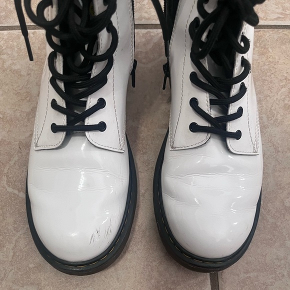 Dr. Martens GIRLS size 6. Like new. Cut on one of the pull tabs. Gently worn - Picture 3 of 6
